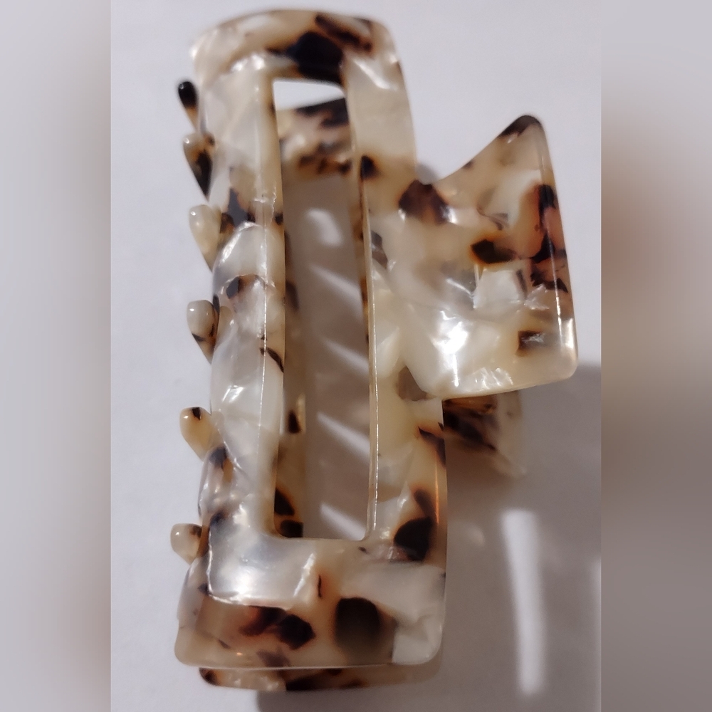 Tortoise Shell Hair Claw Clip - Picture 4 of 9